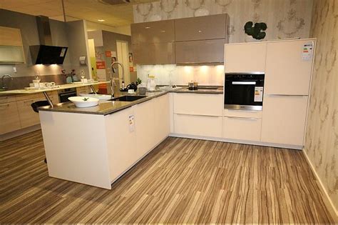 Entdecke 42 anzeigen für magnolia matt küche zu bestpreisen. Hausmarke-Musterküche Moderne Küche in Designglas Magnolie ...