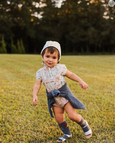 A modelo estava de biquíni. Filha de Duda Nagle e Sabrina Sato, Zoe caiu na risada com ...