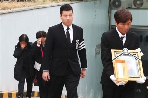 대법원 2부(주심 박상옥 대법관)는 자본시장법 위반 등 혐의로 기소된 이희진의 상고심에서 징역 3년 6개월과 벌금 100억 원, 추징금 122억6700여만원을 선고한 원심을 확정했다고 12일 밝혔다. 이희진 부모 살해 용의자, 동생 유인하려 했다? … 카톡으로 ...