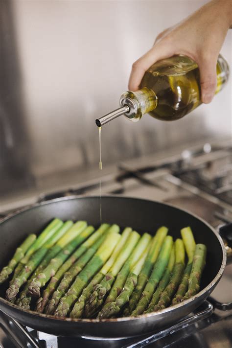 Togliere gli hamburger dal frigo e buttarli in padella è un'azione automatica per moltissimi di noi: Come pulire e cuocere gli asparagi - Cucina Corriere.it