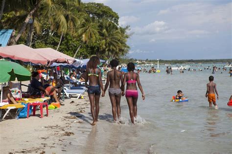 La selección dominicana ha vestido siempre representando sus colores patrios los cuales son el azul, blanco y rojo. La explotación sexual infantil en Boca Chica