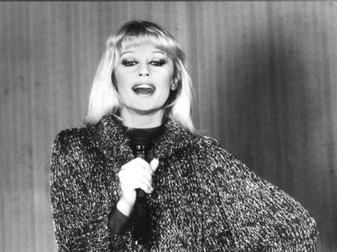 Tutti dicono che l'amore va a braccetto con la follia. Raffaella Carrà? Per Il Guardian è la pop star italiana ...