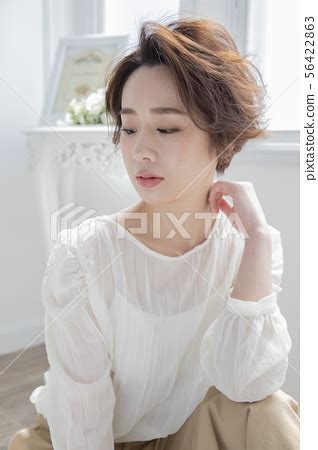 Her parents divorced in 1993. 앞머리없이 단발 머리 여성 일본 미용 헤어 스타일 헤어 스타일 ...