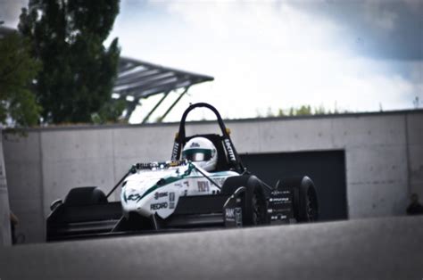 Wie schlagen sich sebastian vettel und mick schumacher? Wie schnell beschleunigt ein formel 1 wagen. Analyse: So ...