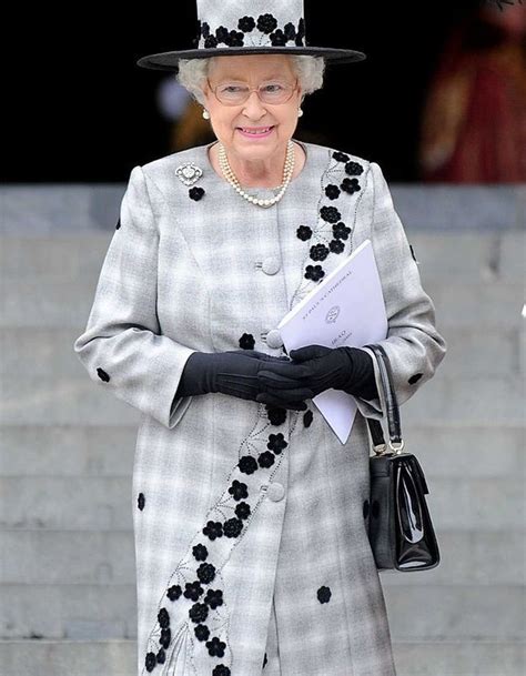 Les robes de la reine (album) vavoute/atelier on amazon.com. Robe reine : les robes mythiques de la reine d'Angleterre ...