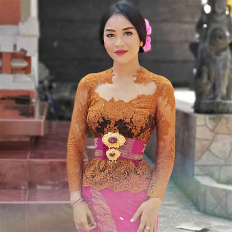 Simak baju pengantin yang bakal mendukung penampilan kamu, dengan model, motif dan desain yang menarik untuk kamu jadikan inspirasi. Ide Model Baju Pendekar Jawa / 35+ Ide Baju Kebaya Brokat ...