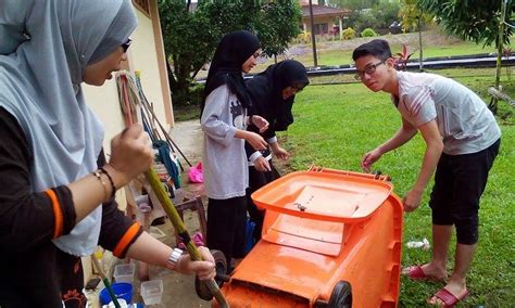 Gambar aktiviti sekitar daripada majalah kpa. Kelab Pencinta Alam Sekitar SMK (A) TunAZ: LAPORAN AKTIVITI 3