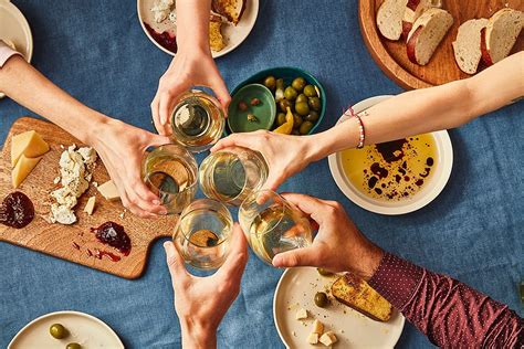 Read through the article to know the dinner party etiquette and the tips on how to follow them. Party Etiquette Dos and Don'ts | DESIGN IT YOURSELF GIFT ...