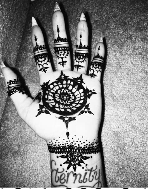 But if you're not quite ready to take the plunge, or if you're underage, or if you want to see. Dark henna kansas City Mo | Henna, Henna hand tattoo, Hand ...