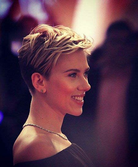 Scarlett johanssons blonde haare sind nochmal ein stück kürzer geworden, wie man bei. 30 Besten Scarlett Johansson Kurzes Haar | Frisur dicke ...