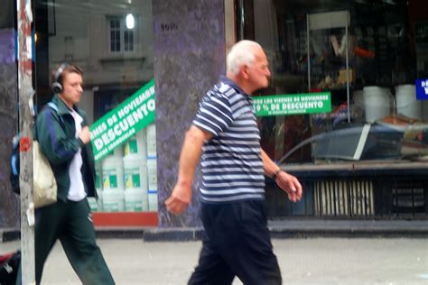 Viene de gurí, que significa niño. LebensArt Uruguay: Menschen in Montevideo Fotos