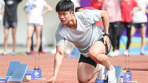 Su bingtian is a chinese sprinter. El chino Su Bingtian se impone en los 100 metros con 9,98 ...
