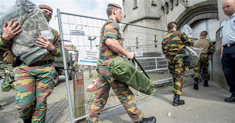 Vind fantastische aanbiedingen voor foto soldaten belgie. Belgien: Soldaten springen als Gefängniswärter ein | kurier.at