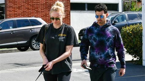 Sophie put a bunch of stickers and quotes on a blank slate on her stories and she hinted that she's. Nach Geburt: Sophie Turner und Joe Jonas erstmals ...