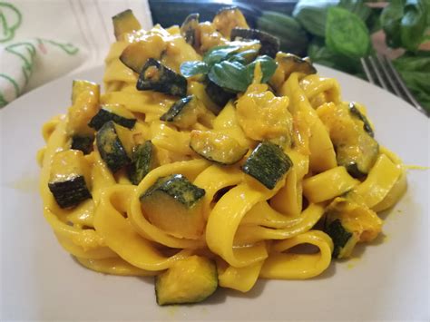 Le tagliatelle con le zucchine. Tagliatelle con zucchine e zafferano - Curmifood