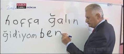 Ankara cebeci ortaokulunda karne törenine katılan başbakan binali yıldırım, akıllı tahtaya dönem sonu notu yazmak isterken. hoçça ğalın ğidiyom ben - uludağ sözlük