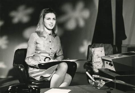 Evelyne dhéliat a confié à télé 7 jours être prête à céder sa place de présentatrice tf1 de météo, profitant aujourd'hui pleinement de ces beaux moments à l'antenne. evelyne-dheliat-1er-octobre-1968 - Les années récré