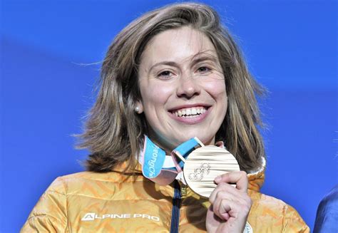 Eva samková (27 let) snowboardistka a snowboardcrossařka. Eva Samková fotka
