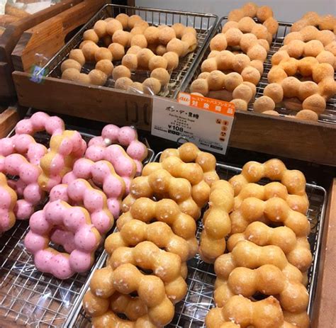 On a square of parchment paper, arrange 7 balls to form a circle. pon de ring | Tumblr