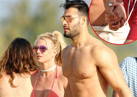 Actor sam asghari might be britney spears' boyfriend, but how well can he answer basic anatomy questions?check out sam on the season 12 premiere of. MidiaNews | Britney Spears exibe aliança de noivado em dia ...