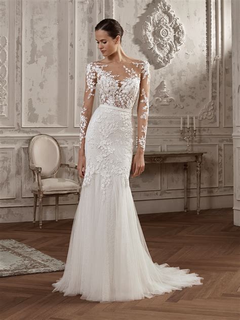 Il colore di questo capo da sposa boho è bianco. ALICANTE. Long sleeve mermaid wedding dress with illusion ...