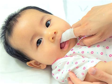 Alasan kenapa lidah putih pada bayi biasanya berasal dari sariawan atau sisa susu yang menumpuk di lidah. Lidah Bayi Putih, Apa Artinya?