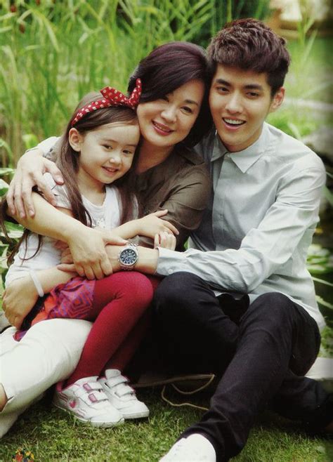 У и фань / ву и фань / wu yi fan / 吴亦凡 cценический псевдоним: Kris his mom his daughter ( in the movie not in real life ...