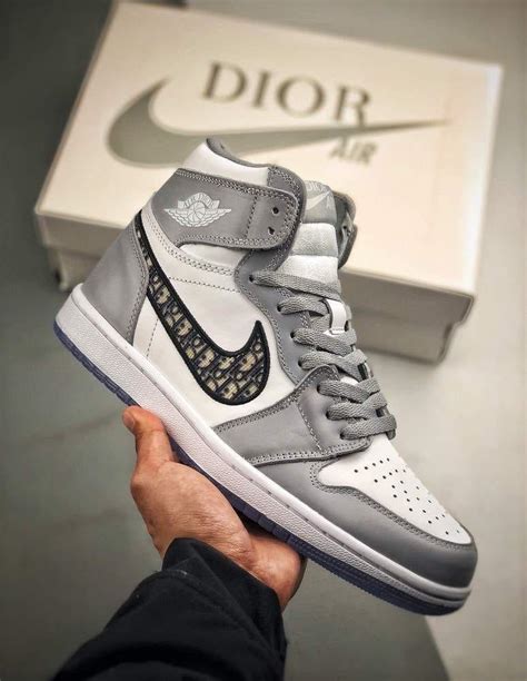 In terms of design, dior's signature the dior x nike air jordan 1 will retail for $2,000 usd and is rumored to release in june 2020. Кроссовки Nike Air Jordan 1 Retro High x Dior CN8607-002 ...