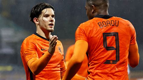 Netwerk organisatie voor young professionals in de sport | energiek. Jong Oranje-coach Van de Looi positief getest op corona | NOS