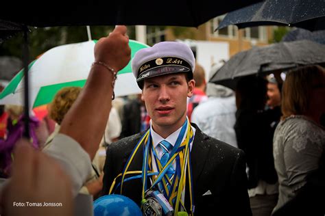 Från och med måndag den 7 december till den 19 februari kommer undervisningen på mönsteråsgymnasiet att ske på distans (fjärrundervisning). Tomas vardagsbilder: Studenterna springer ut vid ...