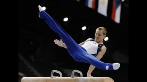 Tanto na ginastica masculina como na feminina os atletas precisam cravar todos os movimentos para não serem descontados, pois as acrobacias são avaliadas em força, precisão e equilíbrio, além da parte artística exclusivamente na ginástica feminina. Tesoura frente e pra traz Cavalo com Alças Ginastica ...