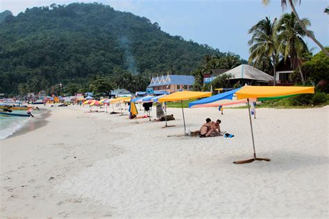 In the evening, beach bars get going towards the southern end of the beach. Long Beach, Pulau Perhentian Kecil