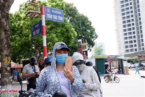 Trước tình hình gián đoạn việc học tập do ảnh hưởng của đại dịch, nhiều trường học và địa phương đã triển khai việc học tập như ôn tập từ xa, thông xem thêm: Hà Nội: Hình ảnh phong tỏa cửa hàng pizza vì có trường hợp ...