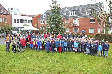 12 hausangebote in seevetal hittfeld gefunden und weitere 76 im umkreis. Kinder und Erwachsene schmücken Weihnachtsbäume in ...