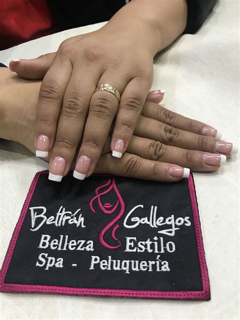 Pintado de uñas en azul neón, atrévete from 1.bp.blogspot.com 10 diseño de uñas náutico, rayas azules y blancas para el verano. Pintado permanentemente en 2020 | Uñas de gel, Uñas, Belleza