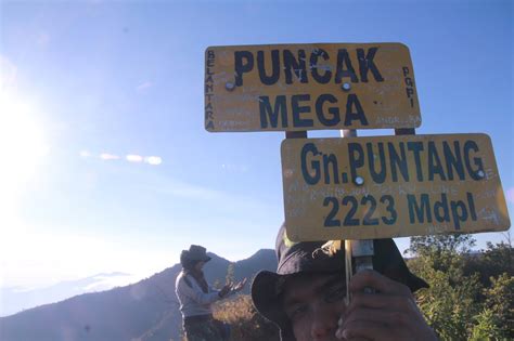 Pendakian menuju puncak mega memakan waktu sekitar 4 jam dari kawasan perkemahan dengan jalur menanjak hingga puncak, ditambah lagi tidak adanya sumber air di jalur pendakian, jadi bawalah perbekalan yang mencukupi. Puntang-panting naik Gunung Puntang | Kembara Bukan ...