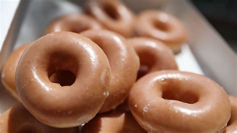 @krispykreme the home of the original glazed doughnut. 5 curiosidades de Krispy Kreme que no sabías | La Opinión