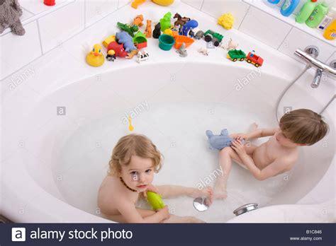 Wir haben allerdings die billig elsa durch ein anderes modell mit mehr beweglichkeit ersetzt, dass uns insgesamt einfach besser gefällt. kleine Kinder spielen in der Badewanne Stockfoto, Bild ...