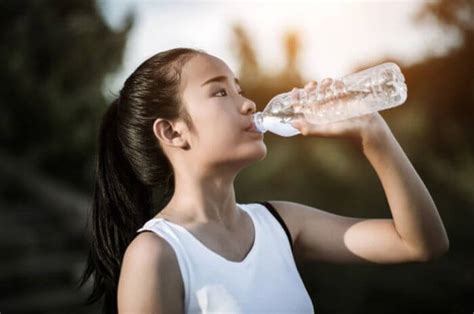 Ternyata di internet tersedia jawabannya. Minum Air Putih Mampu Mencegah Batu Ginjal | MiniRumah.com