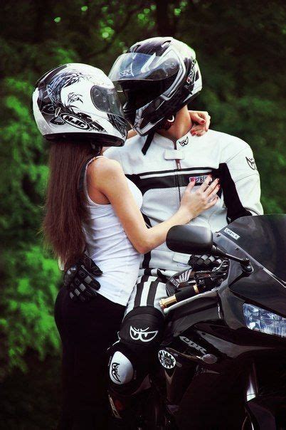Las motos actualmente es el medio de transporte más práctico de todos los tiempos. Let's bike | Casais de moto, Moto casal, Garotas de moto