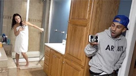 Hidden bathroom cam spies on sandy showering. Yakın Arkadaşın Sevgilisinin Duşta Fotoğrafını Çekerken ...