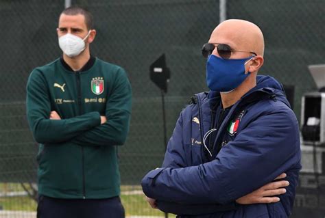 Quando, nel luglio del 2015, leonardo bonucci aveva annunciato il prolungamento fino al 2020 del. Italia, focolaio Covid in Nazionale: Vialli e De Rossi ...