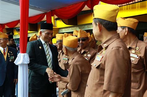 In english , it denotes : Peringatan Hari Pahlawan 2019, 125 Veteran Terima Sagu ...