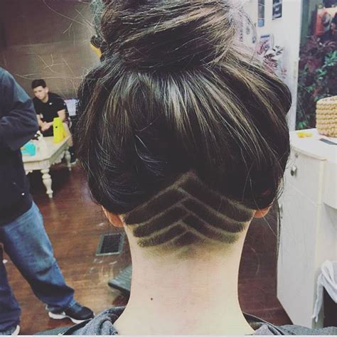 Dénicher un look tendance, dynamique et facile à arborer lorsqu'on a la quarantaine sans faire « ado sur le retour » est tout à fait possible ! Épinglé par Céline D sur Cheveux | Cheveux undercut ...