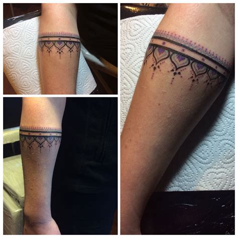 Nowadays henna tattoos are also something of a tourist attraction for those visiting countries where henna tattooing is a common practice, such as india or morocco. Henna style, colored armband tattoo by Cana Arık (avec ...