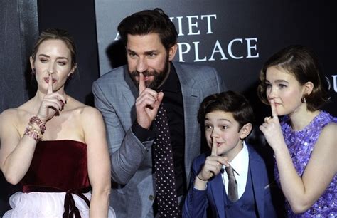 „a quiet place 2 ist zwar als sequel konzipiert, wird aber auch mithilfe von flashbacks einige lücken aus der vorgeschichte füllen, schließlich steigt die handlung von teil 1 erst am 89. A Quiet Place Part II - Trailer, Release Date, Casting and ...