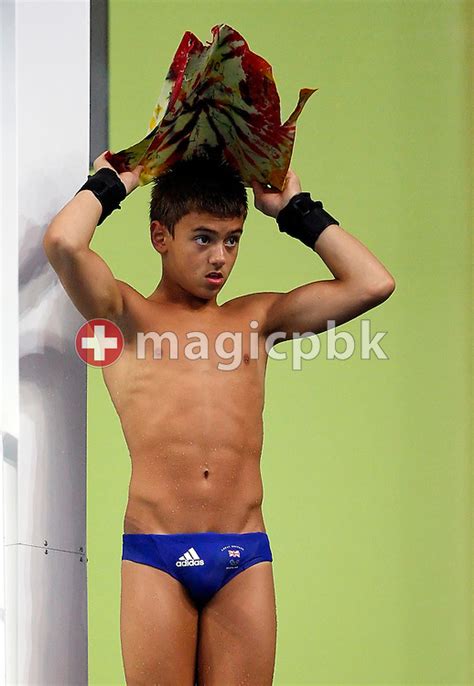 Just olympic champ @tomdaley1994 knitting in the stands while watching the diving, the official olympics twitter account wrote with a picture of daley. 2008 Beijing Olympic Games, Diving | MAGICPBK