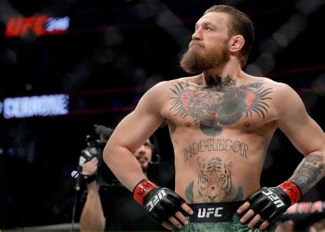 Mcgregor salió agresivo con las piernas, pero poirier lo llevó al suelo y le aplicó ground and pound, pero a mcgregor le salvó la campana, pero luego el. Conor McGregor vs. Dustin Poirier: horario y fecha del UFC ...