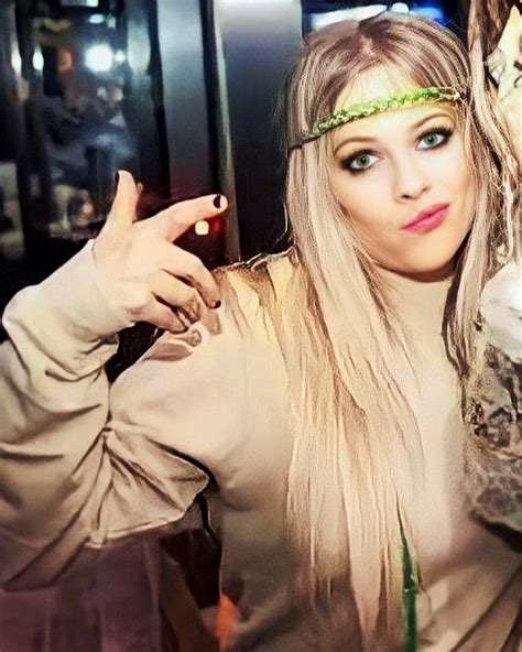 Avril lost the tie but stuck to the tomboy look in this vintage tee at z100's jingle ball. @littlebirdielavigne in 2021 | Avril lavigne style, Avril lavigne, Avril lavigne photos