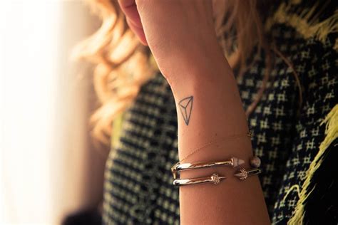 Tra i molti tatuaggi della fashion blogger cremonese si distinguono diverse scritte, alcune chiaramente visibili, altre piccolissime e quasi impercettibili. Chiara Ferragni | Tattoos, Tattoos for women, Triangle tattoos